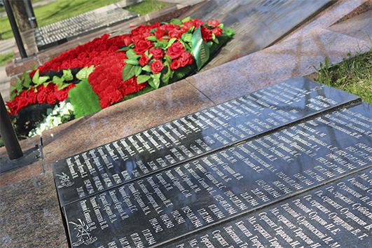 Вечная память.. | Возложение цветов к братской могиле на бульваре Толбухина